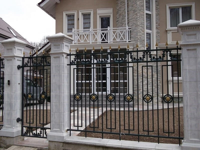 Варианты забора для кирпичного дома